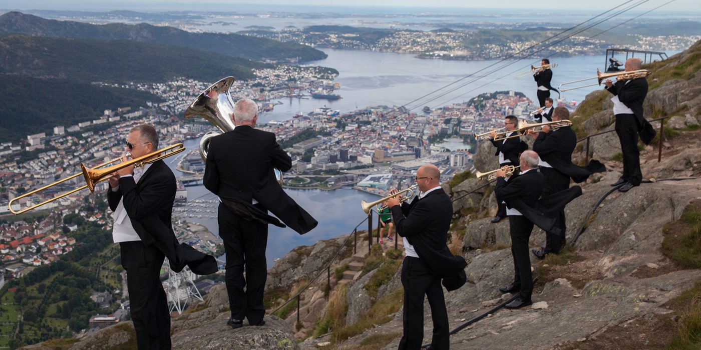 Messinggruppa På Ulriken Med Utsikt Over Bergen III. Foto Oddleiv Apneseth