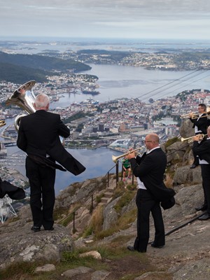 Messinggruppa På Ulriken Med Utsikt Over Bergen III. Foto Oddleiv Apneseth