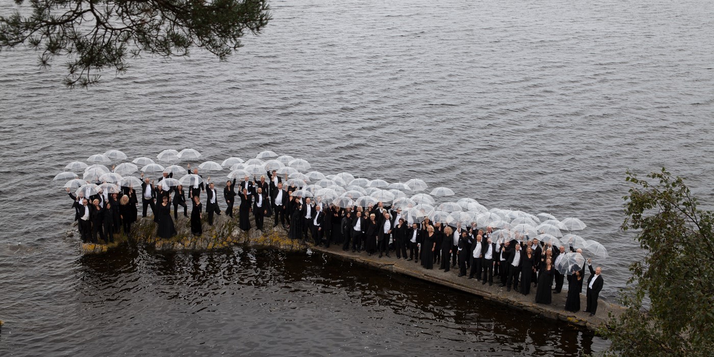 Fullt Orkester Med Paraplyer Ved Nordaasvannet Griegs Eiendom Foto Oddleiv Apneseth
