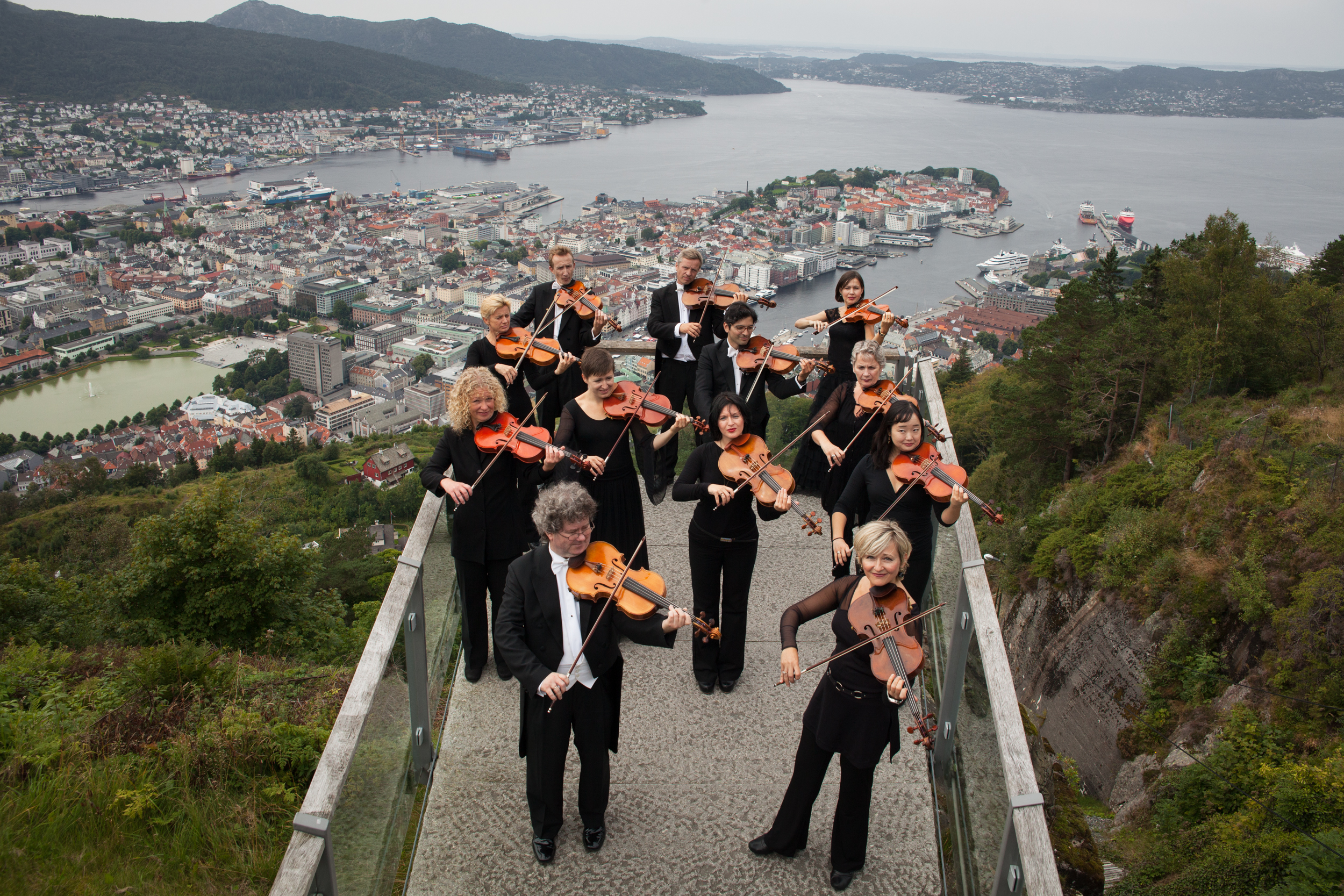 Bratsjgruppa På Fløien Med Utsikt Over Byen. Foto Oddleiv Apneseth